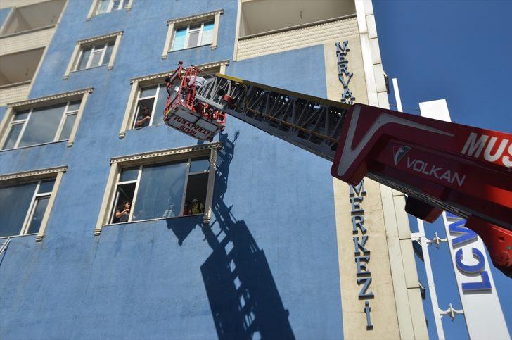 Muş'ta 6 katlı binada çıkan yangında mahsur kalanlar itfaiye ekiplerince kurtarıldı G5