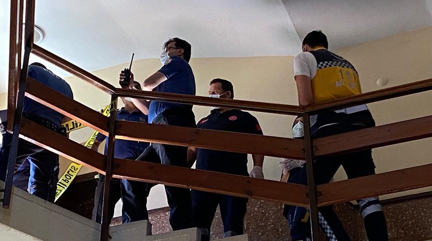 Yaşlı adam apartman merdivenlerinde cansız halde bulundu! 
