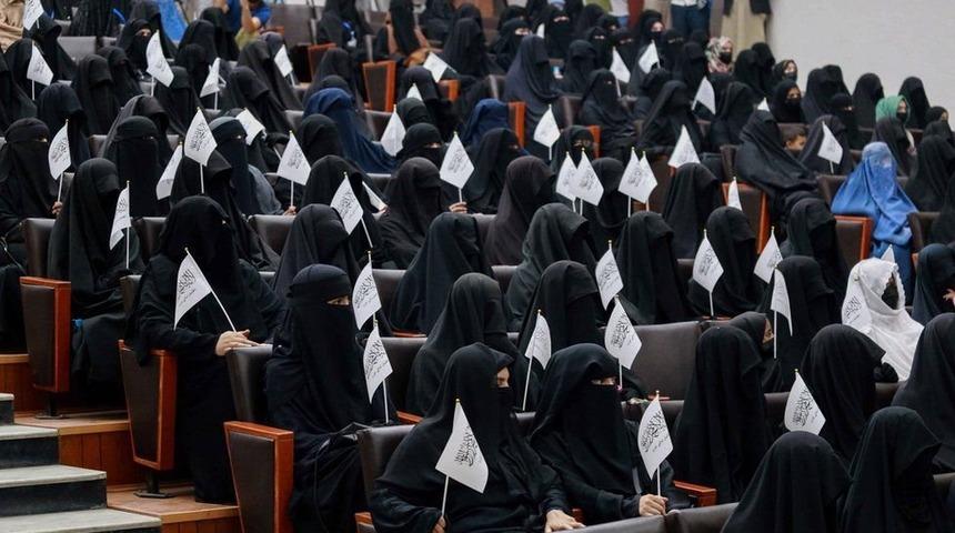 Taliban &uuml;niversitelerde kadın ve erkeklerin beraber okumasını yasakladı