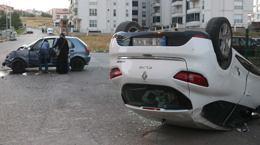 Sivas'ta feci kaza! Ters d&ouml;nen ara&ccedil;tan burnu bile kanamadan &ccedil;ıktı