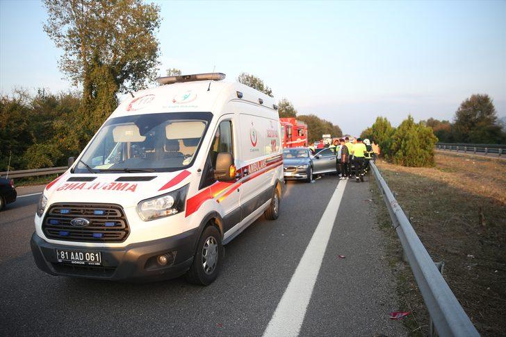 Anadolu Otoyolu'nda iki otomobilin çarpışması sonucu 1'i çocuk 4 kişi yaralandı G1