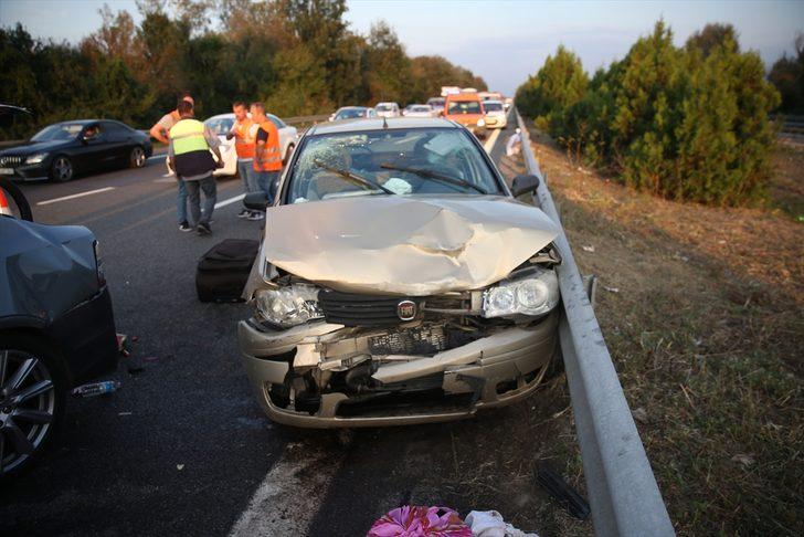 Anadolu Otoyolu'nda iki otomobilin çarpışması sonucu 1'i çocuk 4 kişi yaralandı G2