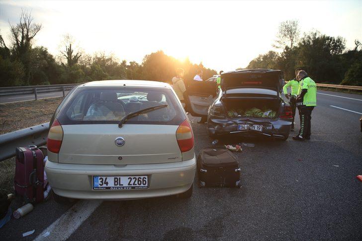 Anadolu Otoyolu'nda iki otomobilin çarpışması sonucu 1'i çocuk 4 kişi yaralandı G3