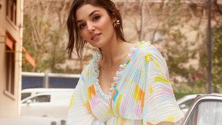 Hande Erçel'den araba içinde pozlar! Beğeni yağdı