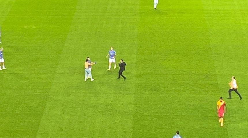 Abdülkadir Ömür'e tepki! Sahaya atladı!