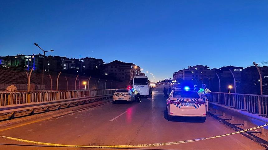 GÜNCELLEME - Başkentte servis aracı ile otomobil çarpıştı: 5 ölü