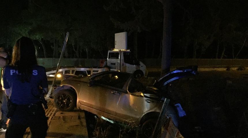 İzmir'de düğünden dönenleri taşıyan otomobil şarampole devrildi: 4 yaralı