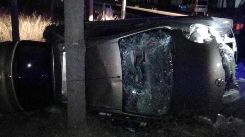 İzmir'de d&uuml;ğ&uuml;n d&ouml;n&uuml;ş&uuml; feci kaza! 4 yaralı