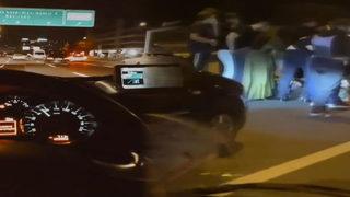 Saniye saniye görüntülendi! İstanbul'da otomobil motosiklete çarptı