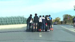 İstanbul'da patenli gençlerin Bu kadarına da pes dedirten anları kamerada