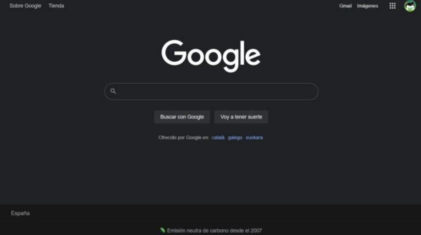 Google masaüstünde Arama için karanlık bir tema sunuyor