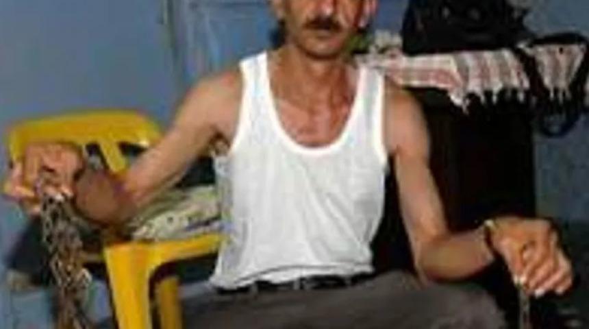 Oğlunu zaptetmek için zincirledi!