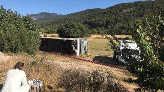 Son Dakika: Turistleri taşıyan otobüs ile öğrenci servisi çarpıştı