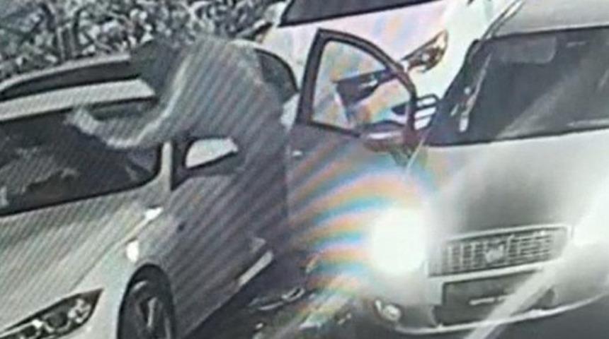 Milyarlık lüks otomobil sopalarla hurdaya çevrildi