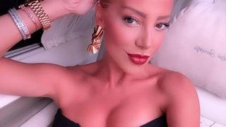 Gülşah Saraçoğlu kasığına kadar yırtmaçlı elbisesi ile düğüne damga vurdu!