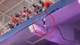 ABD’de taraftarlar, tribünde asılı kalan kediyi kurtarmak için seferber oldu