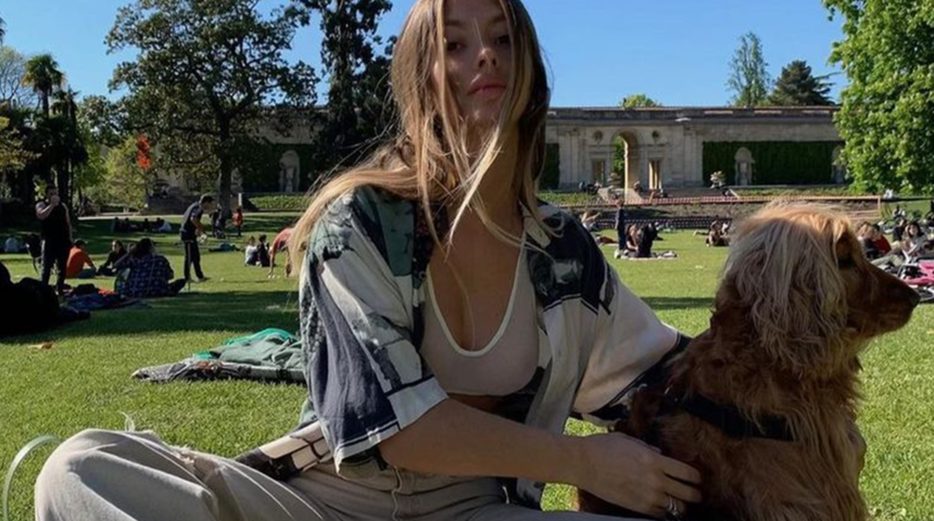 Sosyal medyanın sınırlarını zorlayan paylaşım! Fenomen ikizler Mathilde ve Pauline Tantot, tamamen çıplak pozlarıyla şaşırttı