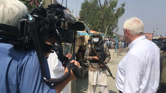 John Simpson ve ekibi Taliban milisleriyle söyleşi yaptı