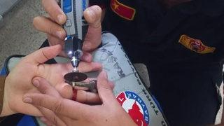 Parmağına yüzük sıkıştı, soluğu itfaiyede aldı