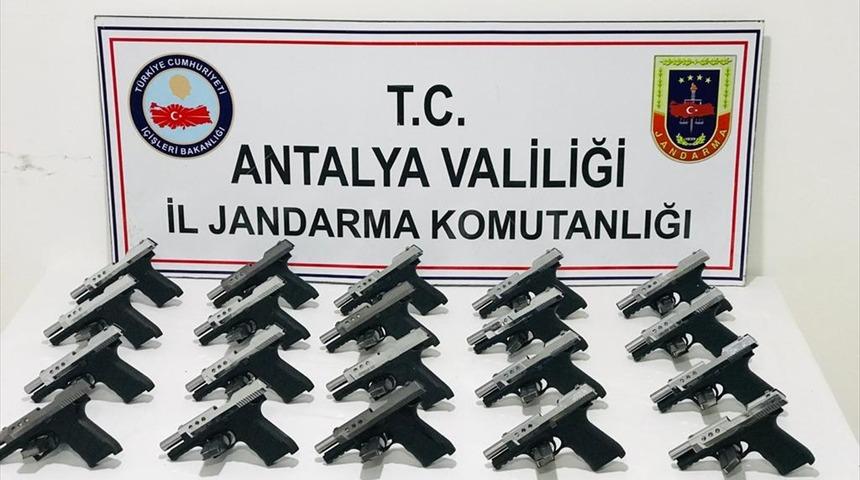 Antalya'da silah ka&ccedil;ak&ccedil;ılığı yaptığı ileri s&uuml;r&uuml;len iki ş&uuml;pheli yakalandı