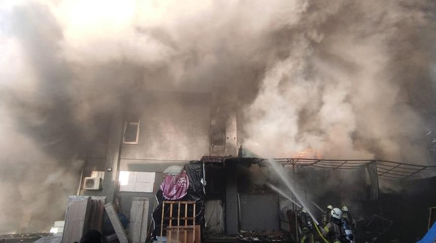 Bahçelievler'de yatak ve baza imalathanesinde yangın çıktı