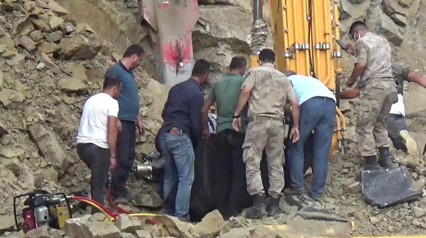 Heyelan sonucu iş makinasında sıkışarak hayatını kaybetti