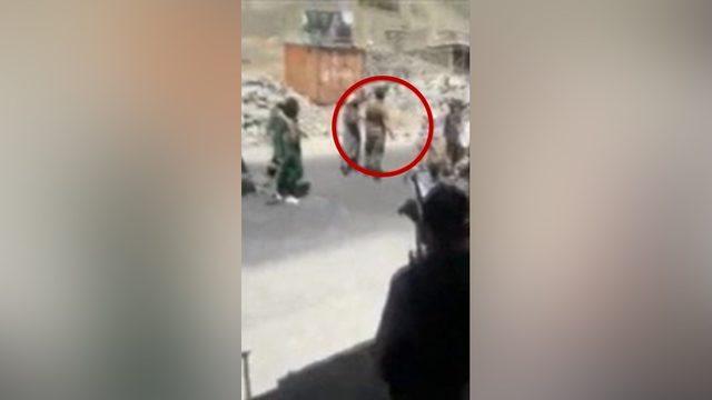 Taliban militanlarınca etrafı çevrilen adam, bir süre sonra yere yığıldı.