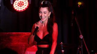 Hande Yener bu defa mini taytıyla sahneye çıktı 