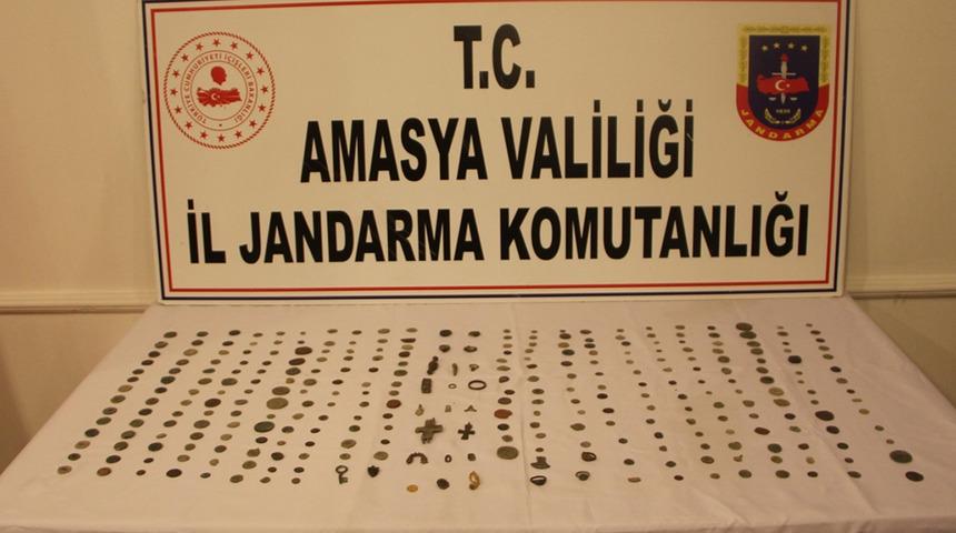 Amasya'da poşete sarılı kavanozun içinde 312 parça tarihi eser çıktı