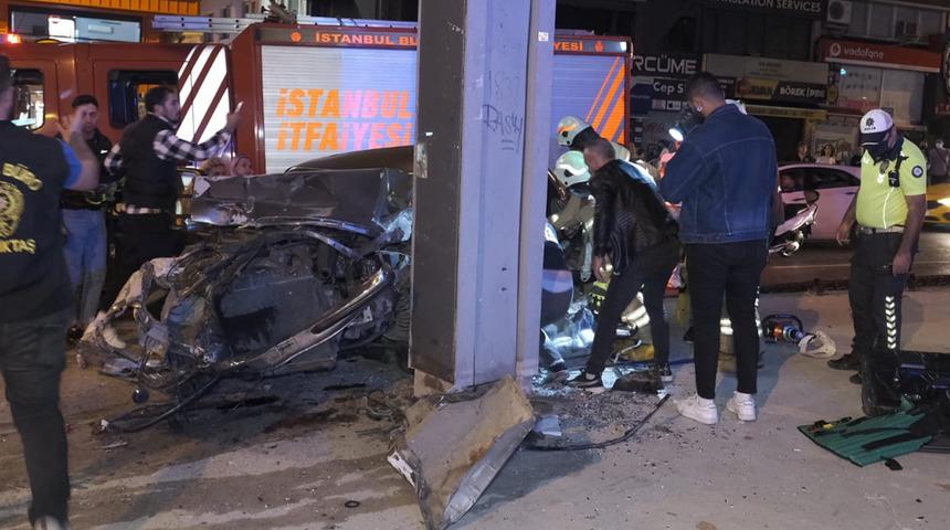 Beşiktaş'ta feci kaza! Otomobil reklam tabelasına çarptı: 1 yaralı