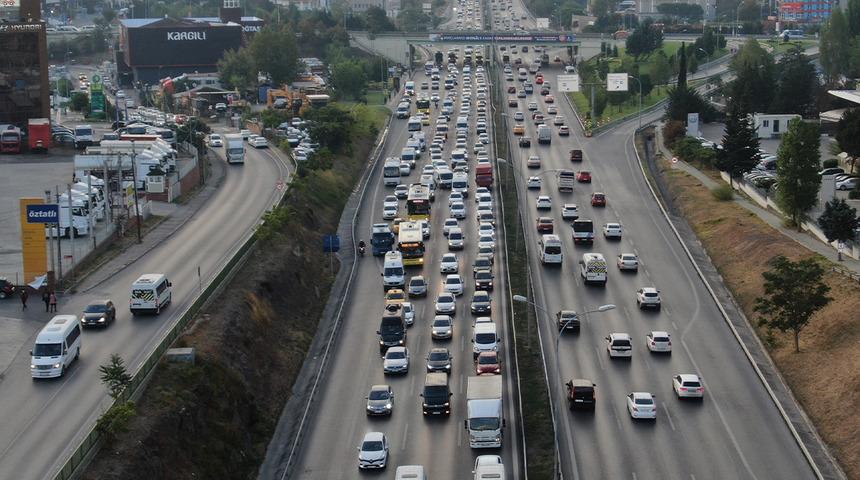 İstanbul’da trafik başladı! Sürücüler yollara döküldü