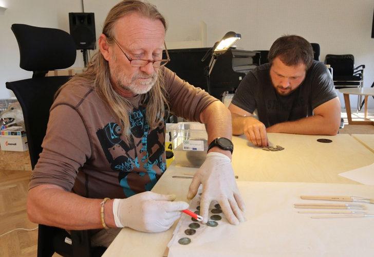 Sahibi tarafından gezmeye çıkarılan köpek hazine buldu G3