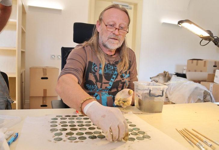 Sahibi tarafından gezmeye çıkarılan köpek hazine buldu G4