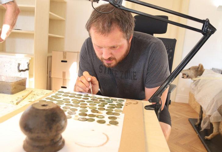 Sahibi tarafından gezmeye çıkarılan köpek hazine buldu G5