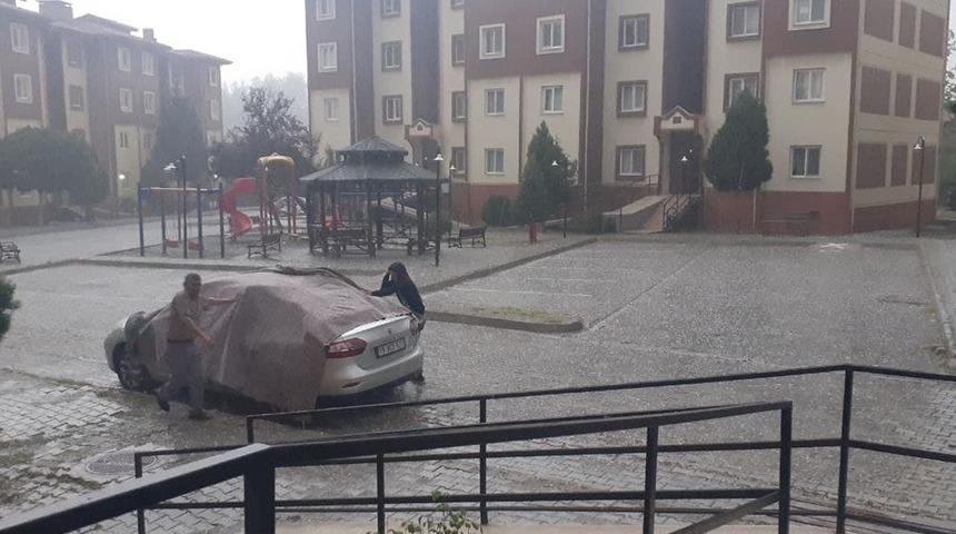 Dolu yağdığını gören aracına koştu