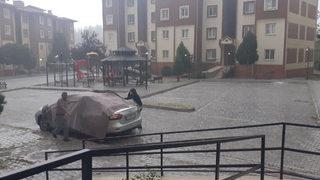 Dolu yağdığını gören aracına koştu