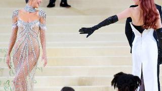 Kendall Jenner 2021 Met Gala'da şeffaf elbisesiyle nefes kesti