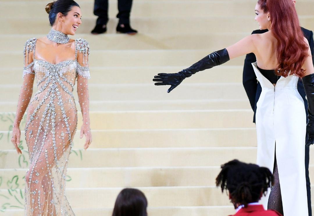Kendall Jenner 2021 Met Gala'da şeffaf elbisesiyle nefes kesti