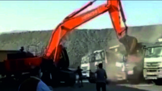 Parasını alamayınca kepçeyle kamyonları ezdi