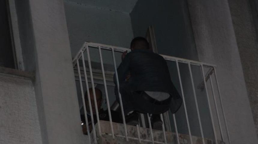 Erzurum&rsquo;da 'pes' dedirten g&ouml;r&uuml;nt&uuml;! İntihar girişimini film izler gibi izlediler