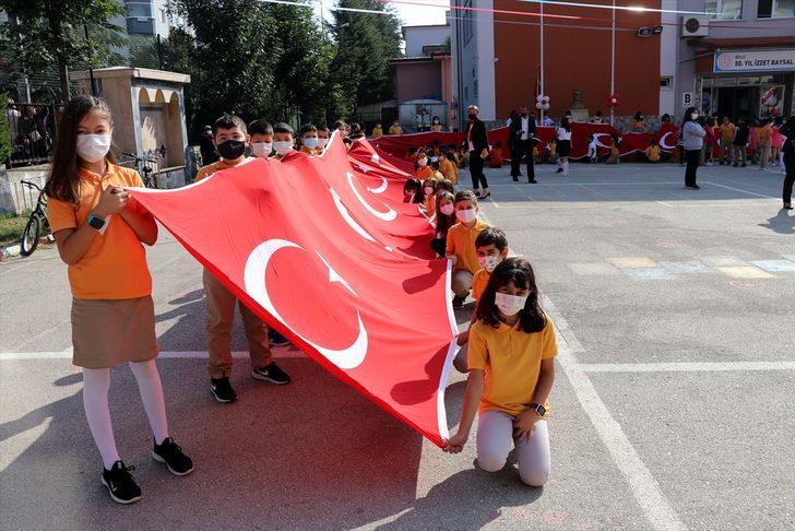 Bolu'da İlköğretim Haftası kutlamalarında 200 metre uzunluğunda Türk bayrağı açıldı G1