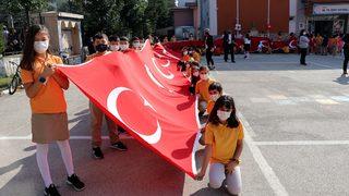 Bolu'da İlköğretim Haftası kutlamalarında 200 metre uzunluğunda Türk bayrağı açıldı