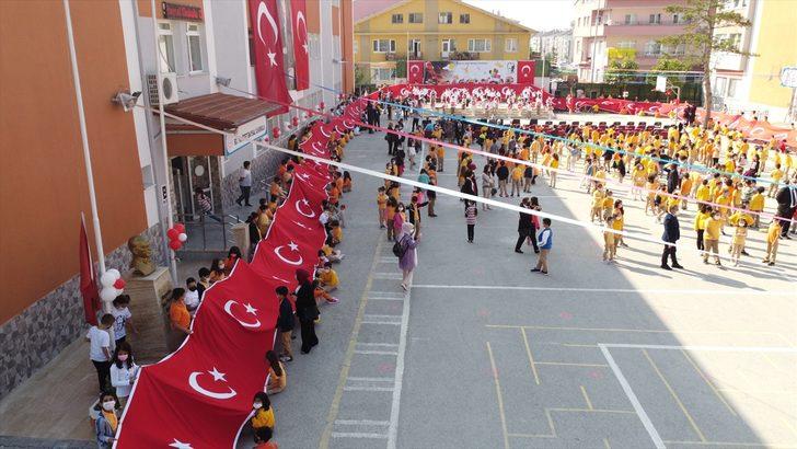 Bolu'da İlköğretim Haftası kutlamalarında 200 metre uzunluğunda Türk bayrağı açıldı G2