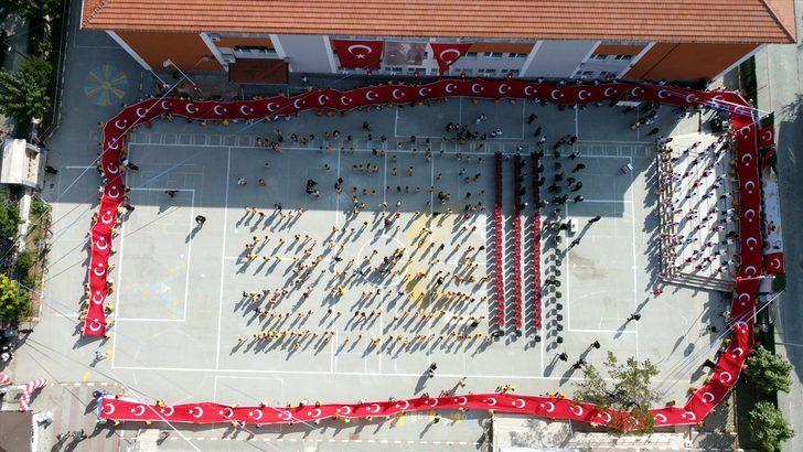 Bolu'da İlköğretim Haftası kutlamalarında 200 metre uzunluğunda Türk bayrağı açıldı G3