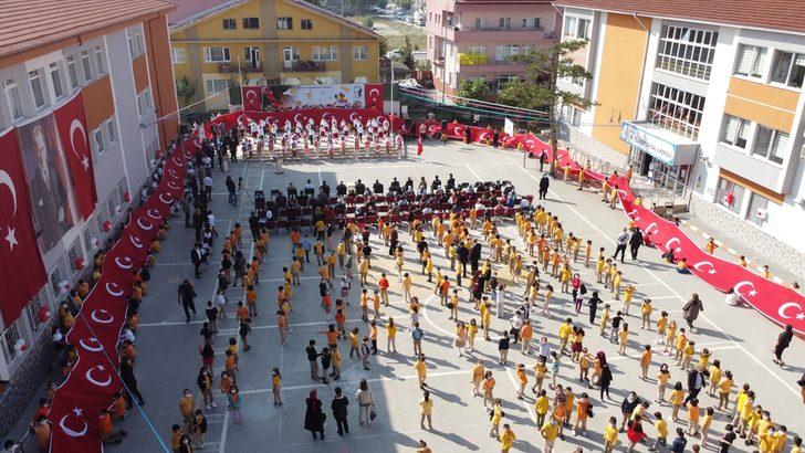 Bolu'da İlköğretim Haftası kutlamalarında 200 metre uzunluğunda Türk bayrağı açıldı G5
