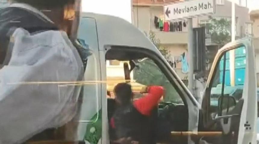 İki haftadır eve gelmeyen kardeşini d&ouml;ve d&ouml;ve minib&uuml;se bindirdi