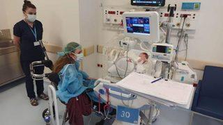 Duygulandıran görüntü! Koronavirüsü atlattı, 21 gün sonra bebeğini yakından gördü