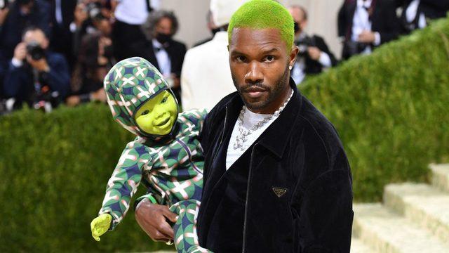 Frank Ocean yeşil bebek robotuyla galaya katıldı.