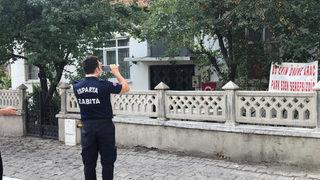 Yer: Isparta! Komşularına kızdı, bu pankartı astı