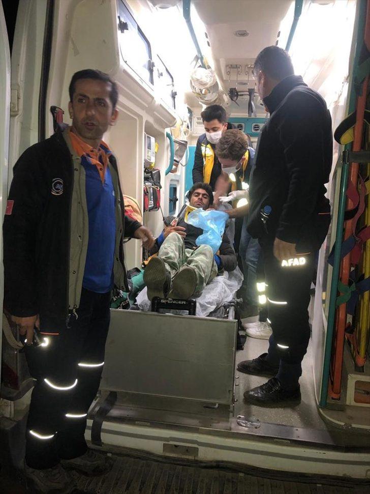 Van'da yaralı halde kayalıklarda mahsur kalan düzensiz göçmeni ekipler kurtardı G1